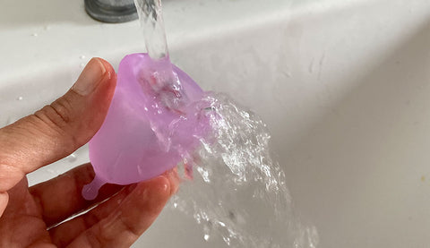 Agua lubricar la copa menstrual