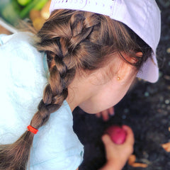 récolter des légumes en famille, le plaisir de faire un jardin!