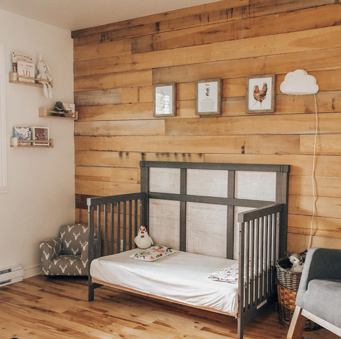 Chambre de bébé mur de bois
