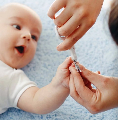 Trucs pour couper les ongles de bébé