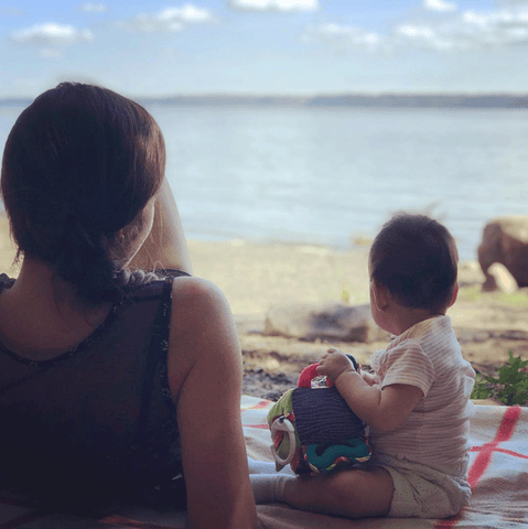 Mère et son enfant à la plage