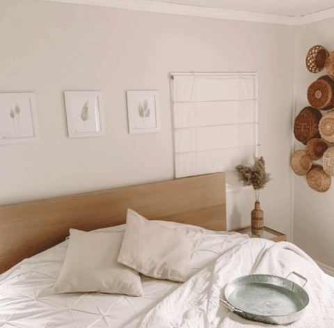 Chambre des maîtres épurée et tendance boho