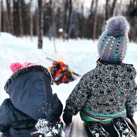 Feu extérieur l'hiver avec des enfants