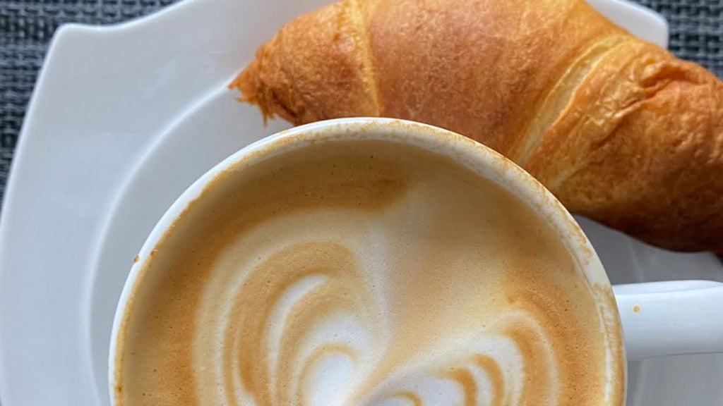 Cappuccino mit Monsoon Malabar India und ein Croissant