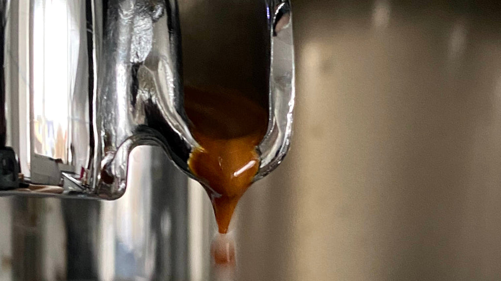 Espresso frisch gebrüht aus dem Siebträger