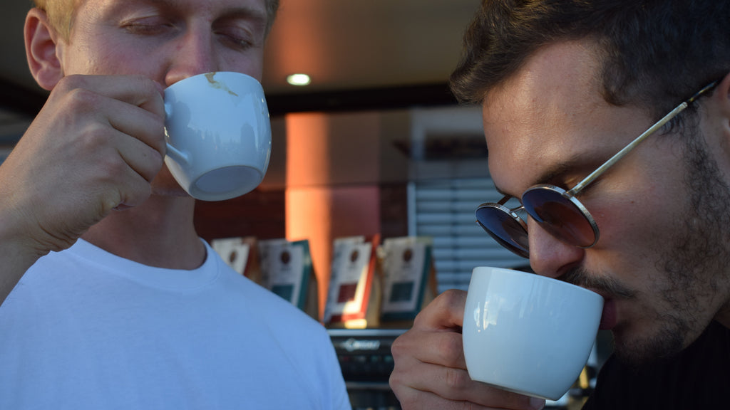 Benedikt und Sven genießen ihren TAZZA Coffee