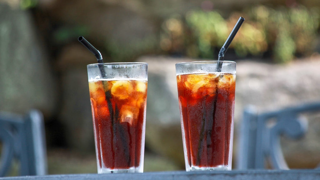 Cold Brew Kaffee gekühlt in Gläsern mit Eiswürfel