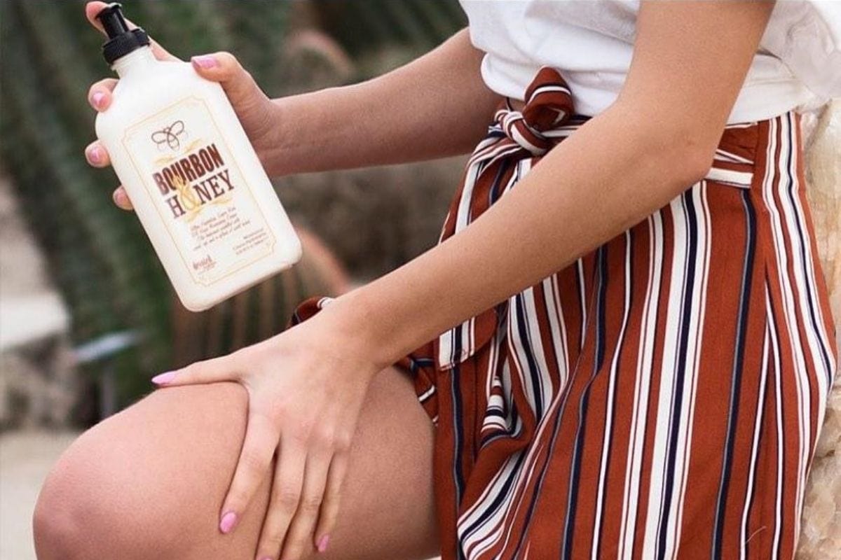 after-sun-lotion-kai-enydatikh-bourbon-and-honey-devoted-creations-bodyshine