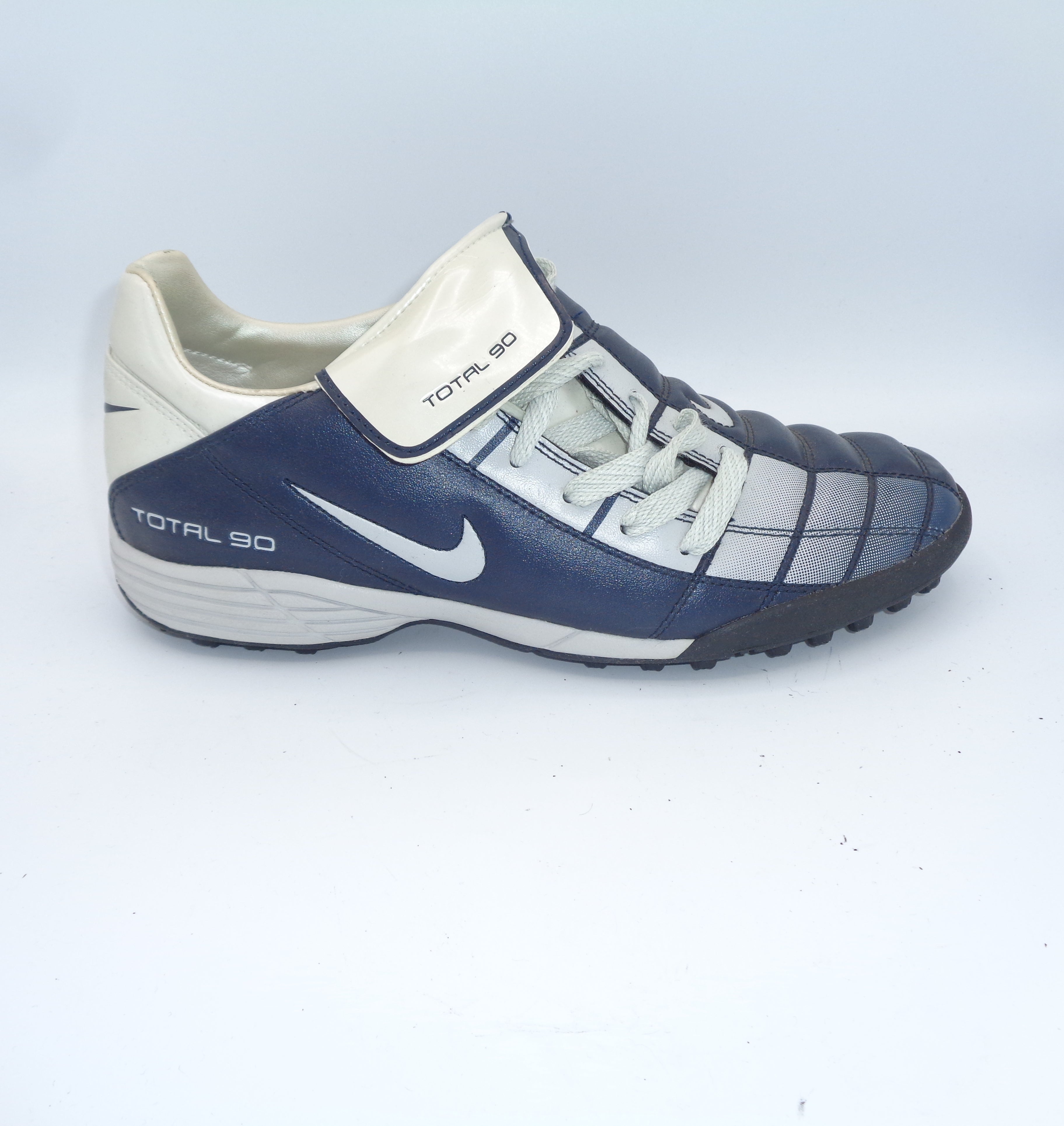 NIKE 90 2003 TURF FOOTBALL BOOTS NIKE -T90 - SIZE 6 – HA7 SHIRTS