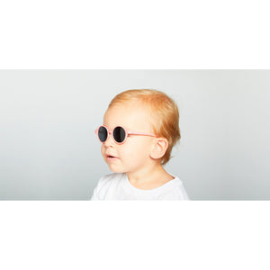 Izipizi solbriller KidsPlus Pastel Pink - All About Kids Odense