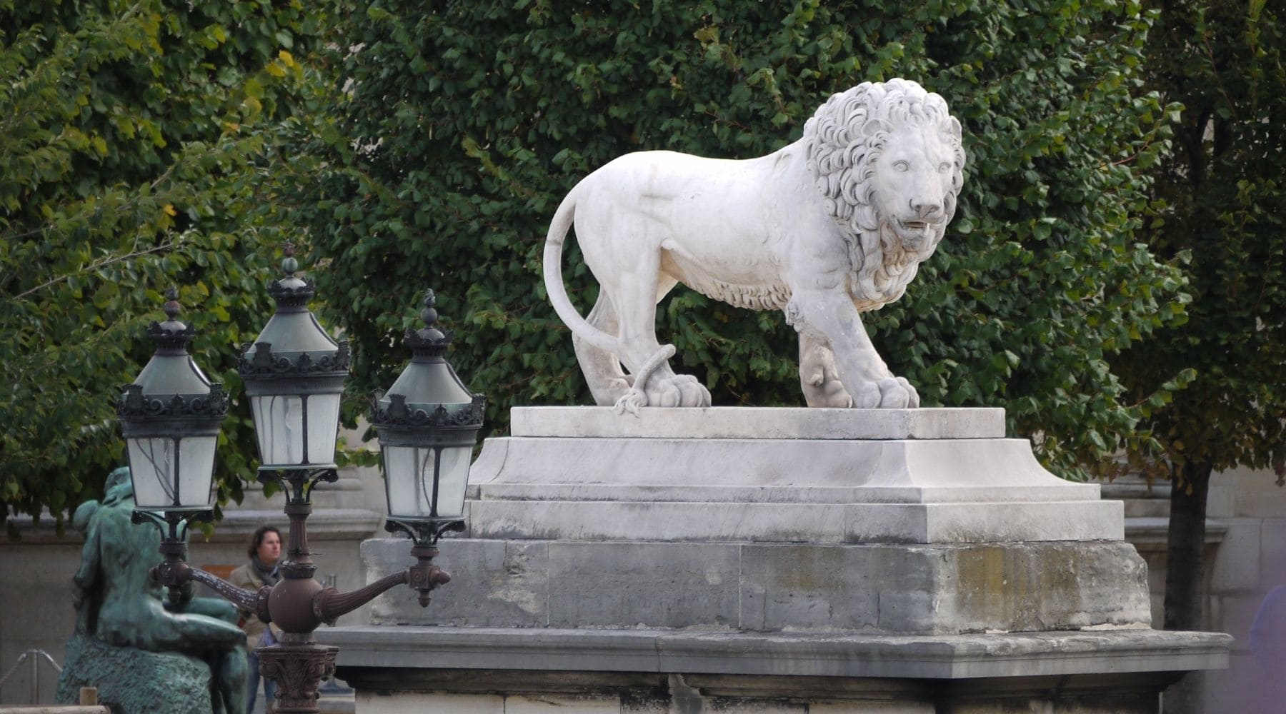 Statue lion blanc