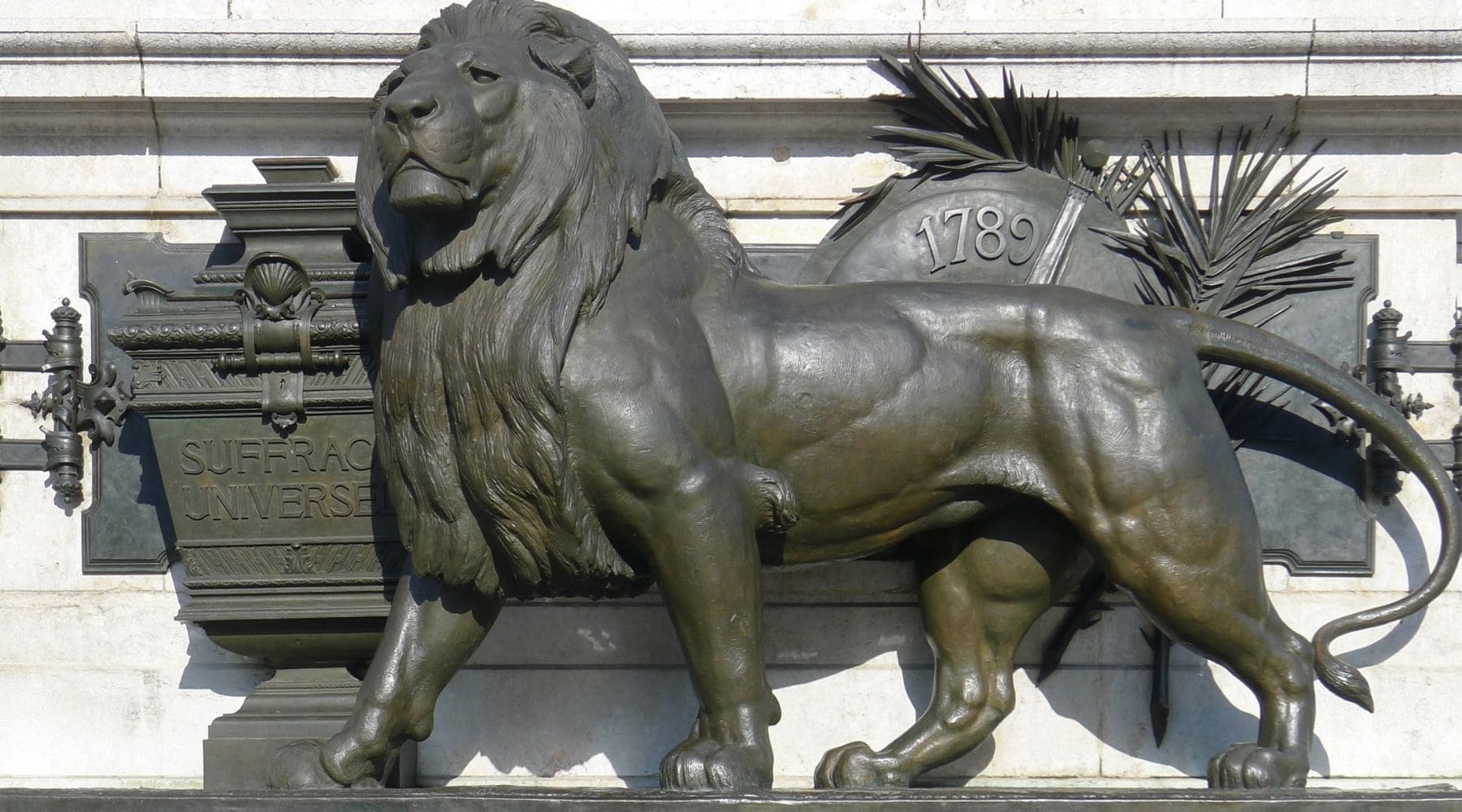 Statue de lion en bronze