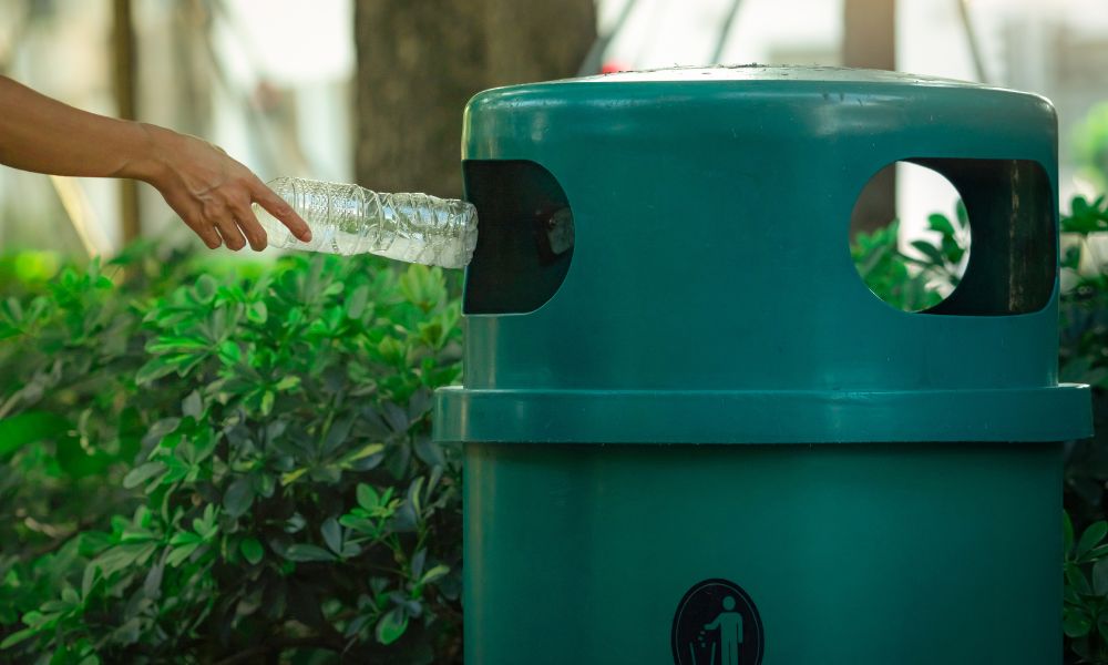 How To Properly Utilize Outdoor Trash Cans in Public Spaces