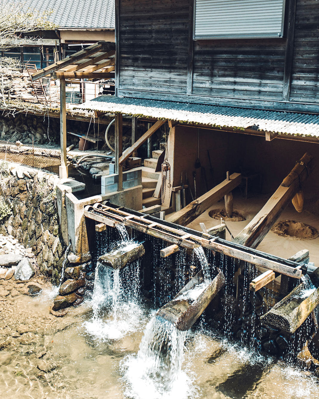 Onta pottery village in Japan, the water horses that pummel clay