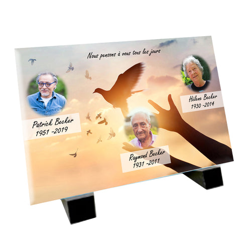 Image d'une plaque funéraire magnifiquement conçue représentant un coucher de soleil apaisant, avec des colombes en vol. La plaque permet l'insertion de trois photos pour personnaliser votre hommage.