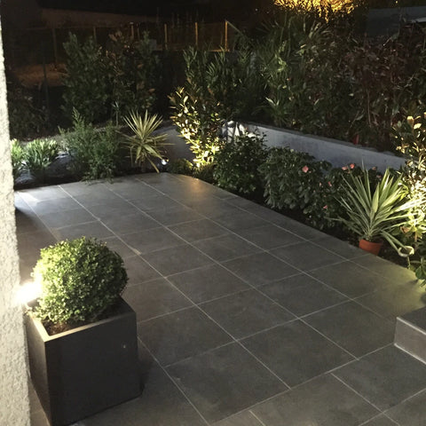 Luminaire jardin pour un outdoor d'exception  Eclairage de jardin, Idées  d'éclairage extérieur, Design d'aménagement paysager