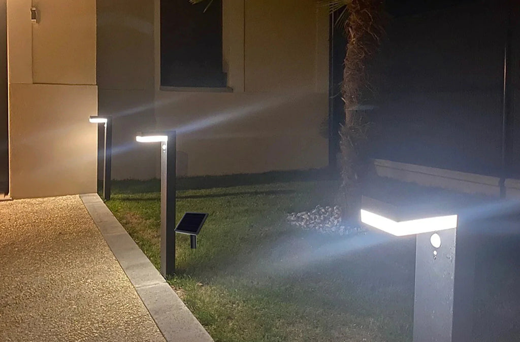 LAMPADAIRE EXTÉRIEUR SOLAIRE PUISSANT AVEC LONGUE AUTONOMIE –