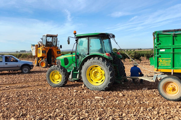 Maquinaria agrícola en viñedo