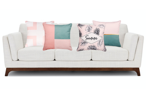 coussin vintage rose sur canapé blanc