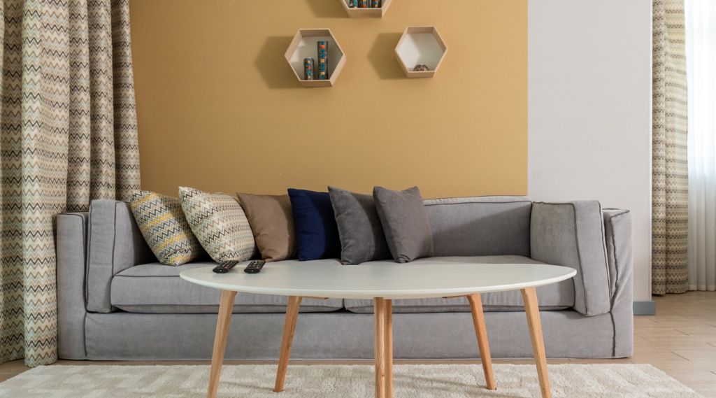 Astuces pour décorer son canapé gris avec des coussins - Housse Déco