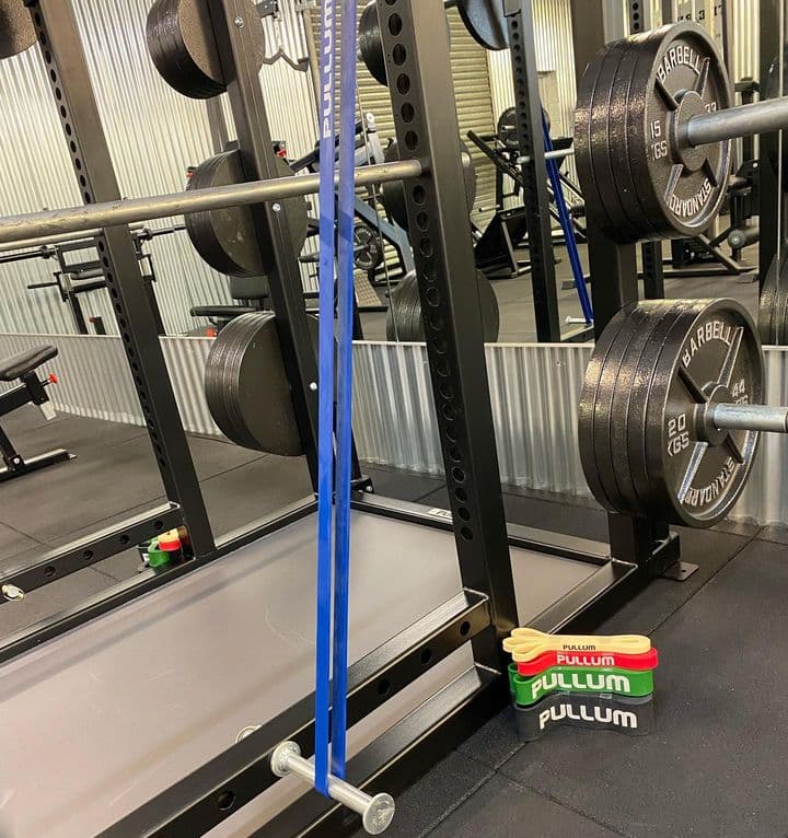 Pullum resistance band attached to power rack band peg