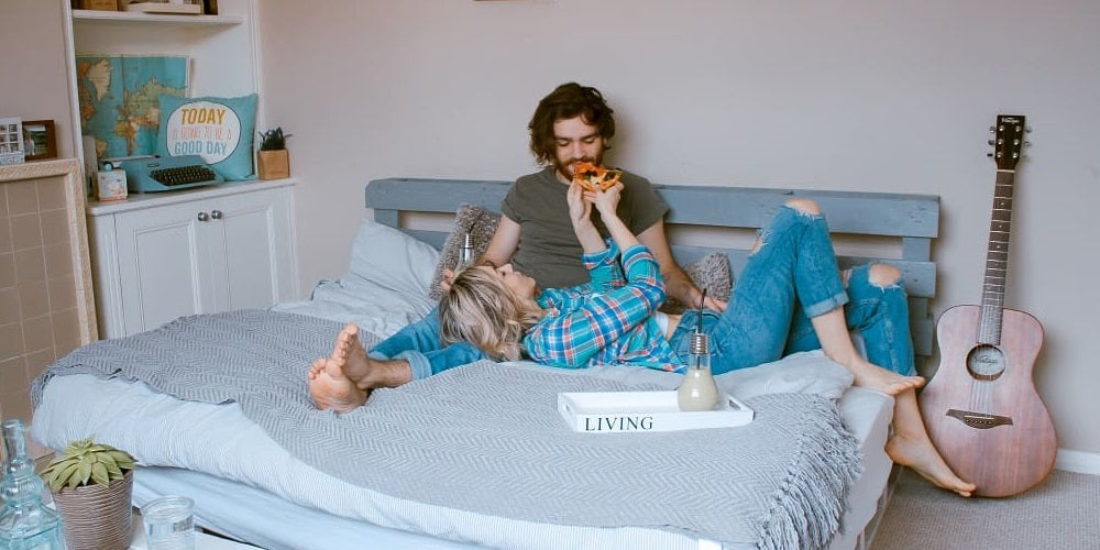 Calin dans le Lit - En Couple, Comment se mettre d'accord sur la Décoration - Insta-Couple