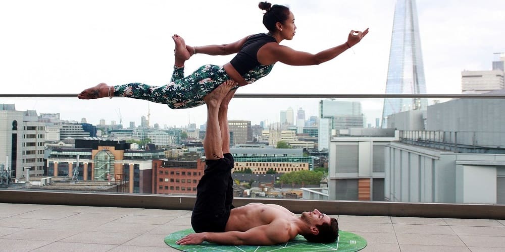 Couple qui fait du Yoga en extérieur