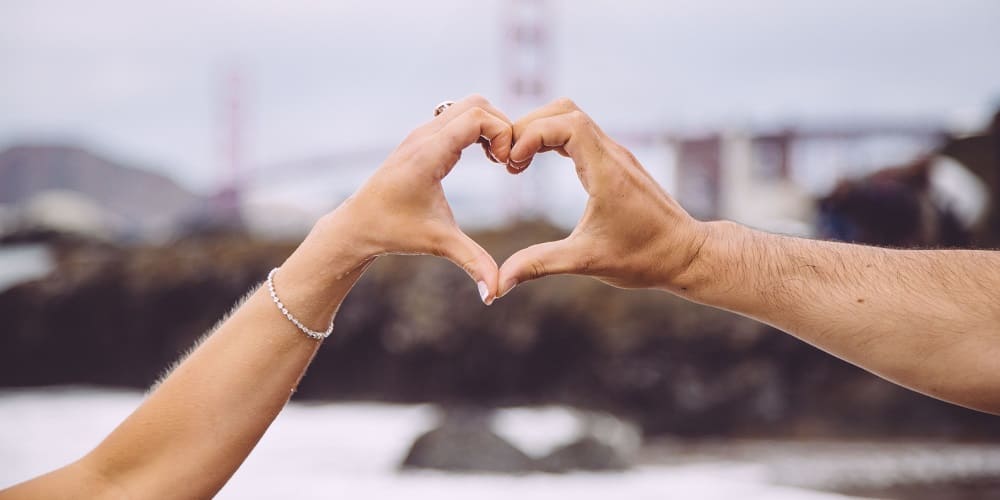 Couple qui fait un Coeur avec ses Doigts - Les Origines de la Saint Valentin - Insta-Couple