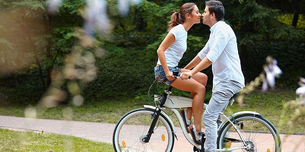 Couple sur un vélo pour l'article Comment faire durer son couple - Les 8 conseils par insta-couple la boutique de tous les couples