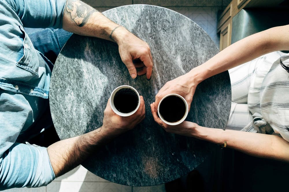 Discution autour d'une tasse de café