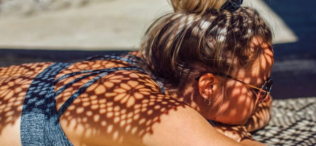 Femme qui bronze au bord de la piscine - Tâches Ménagères dans le Couple - Les 7 Règles Insta-Coupe