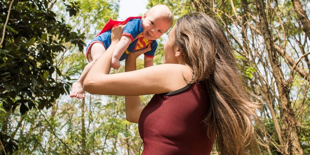 Femme qui porte son Bébé - L'Arrivée d'un Enfant dans un Couple - Insta-Couple