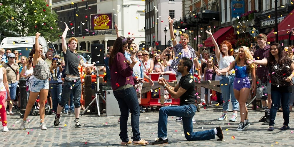 Flash Mob Demande en Mariage - Les plus belles Demandes en Mariage  Veux-tu m’Épouser - Insta-Couple