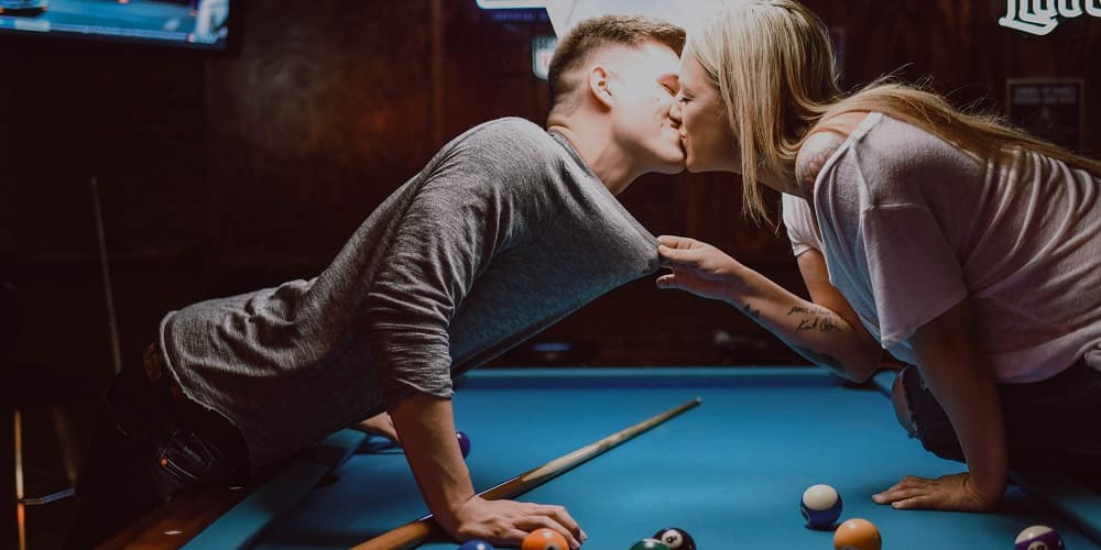 Gros Bisous sur un Billard - Couple, Comment Savoir Si c'est le Bon (ou la Bonne) - Insta-Couple