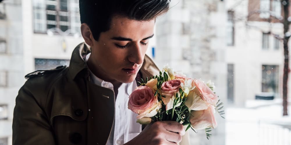 Homme qui offre des Fleurs à son Amoureuse - Les Origines de la Saint Valentin - Insta-Couple