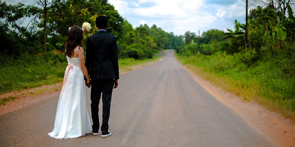 Jeune Couple Marié sur une Longue Route - Pensez à Renouveler vos Vœux - Insta-Couple