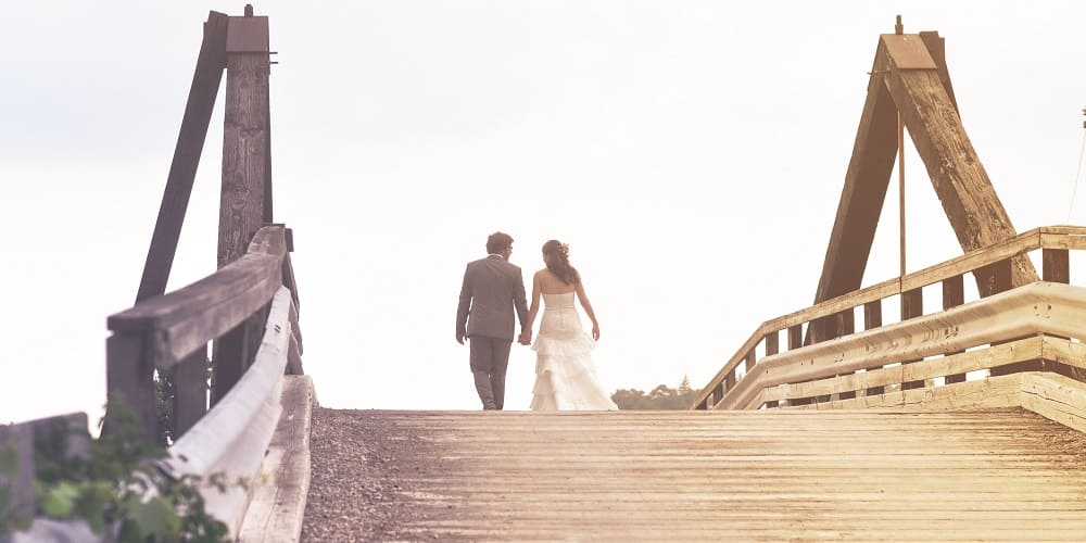 Jeunes mariés sur un Pont - Couple Marié - Pensez à Renouveler vos Vœux - Insta-Couple