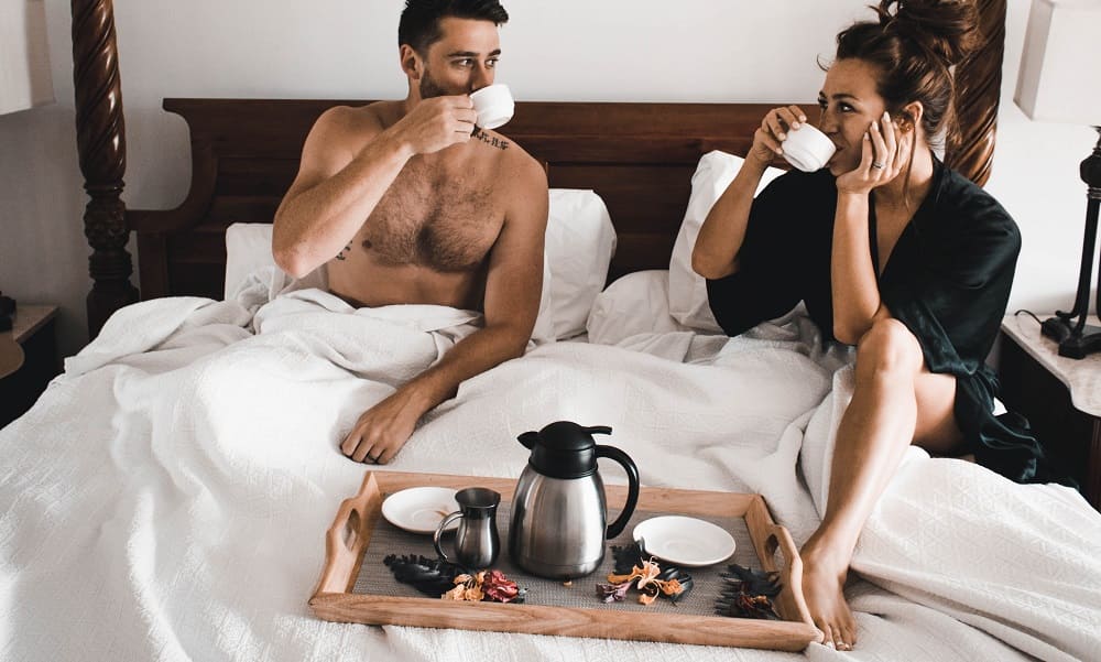 Le confort du petit déjeuner au lit en amoureux 