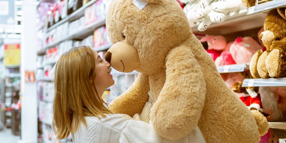 Maman qui achète un ourson à son Bébé - L'Arrivée d'un Enfant dans un Couple - Insta-Couple