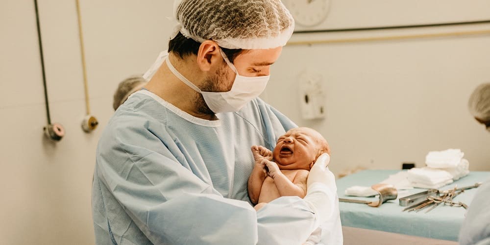 Papa avec son Bébé - L'Arrivée d'un Enfant dans un Couple - Insta-Couple