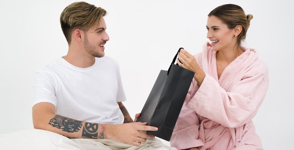 Qui offre des cadeaux dans un couple