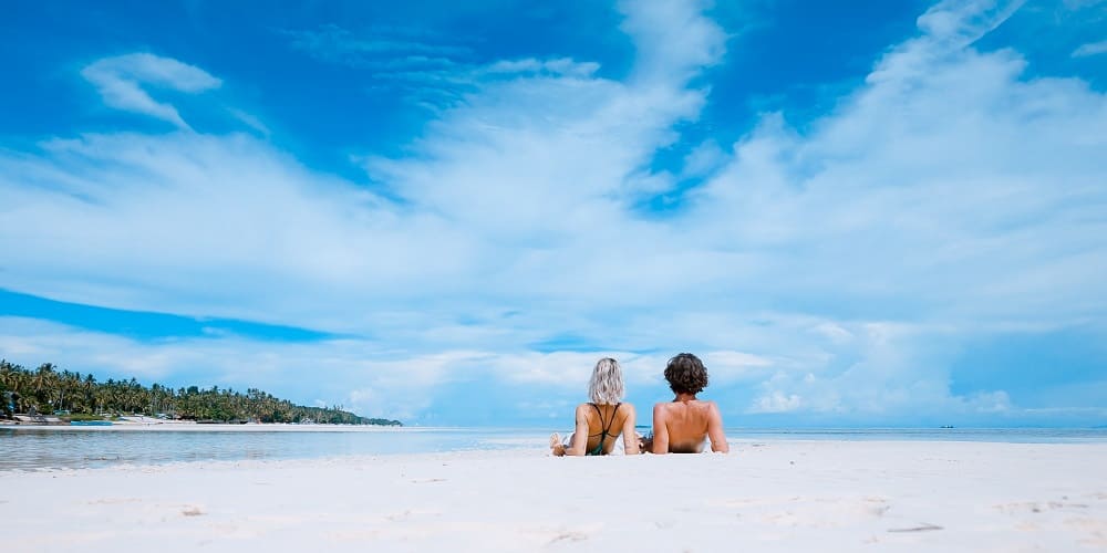 Repos en Couple sur la Plage - 7 Raisons de Commencer un Blog de Voyage en Couple - Insta-Couple