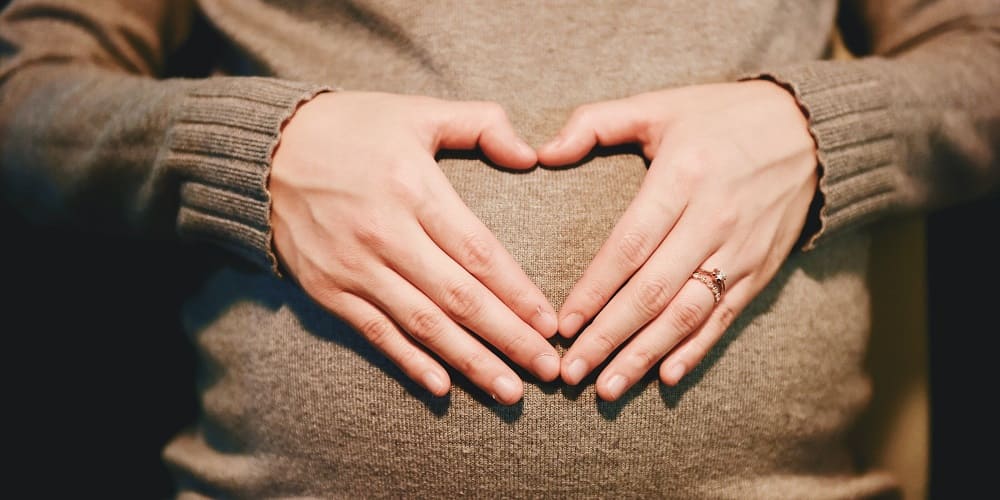 Ventre d'une Femme Enceinte - L'Arrivée d'un Enfant dans un Couple - Insta-Couple