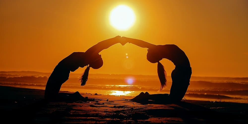 Yoga en amoureux sur la plage