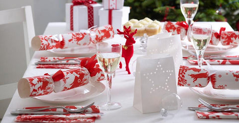 Réglage De La Table Pour Le Dîner De Noël Ou Du Nouvel An Avec Nappe De  Décorations De Bougies Et Serviettes Sur Le Fond D'un Arbre De Noël Dans Un  Appartement