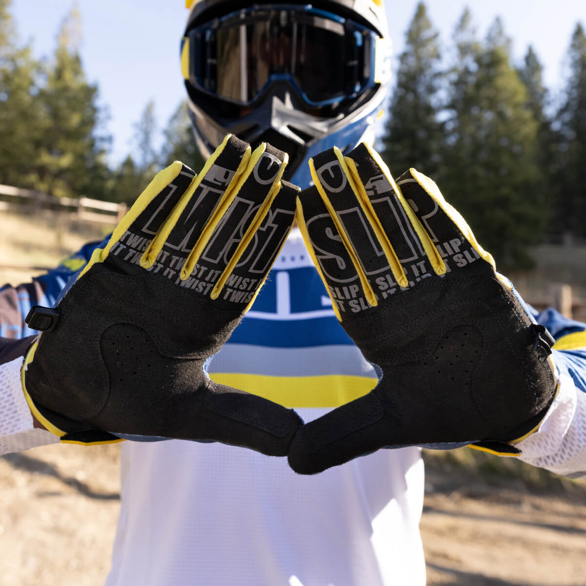 SKI GLOVES RACE