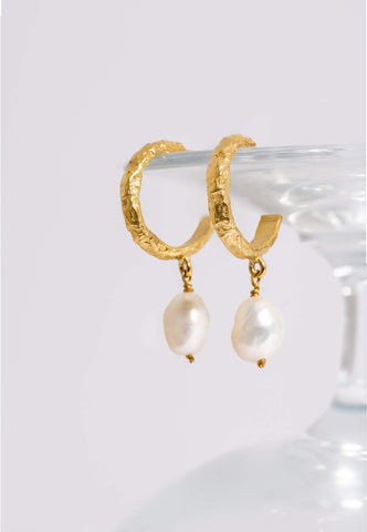 Hoop earrings with natural Madreperla pearls