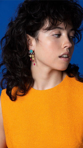 Model met vintage haar en vintage oorbellen