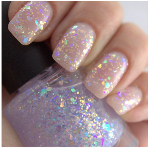 Nails with glitter. Trend.