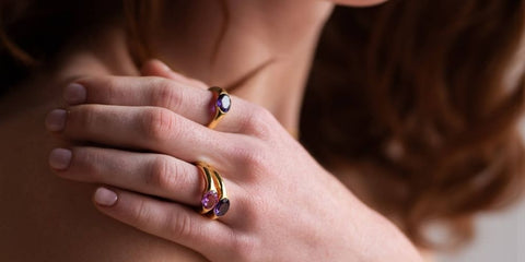 Purple and pink wedding rings in the shape of a stamp: costume jewelry to go to a wedding.